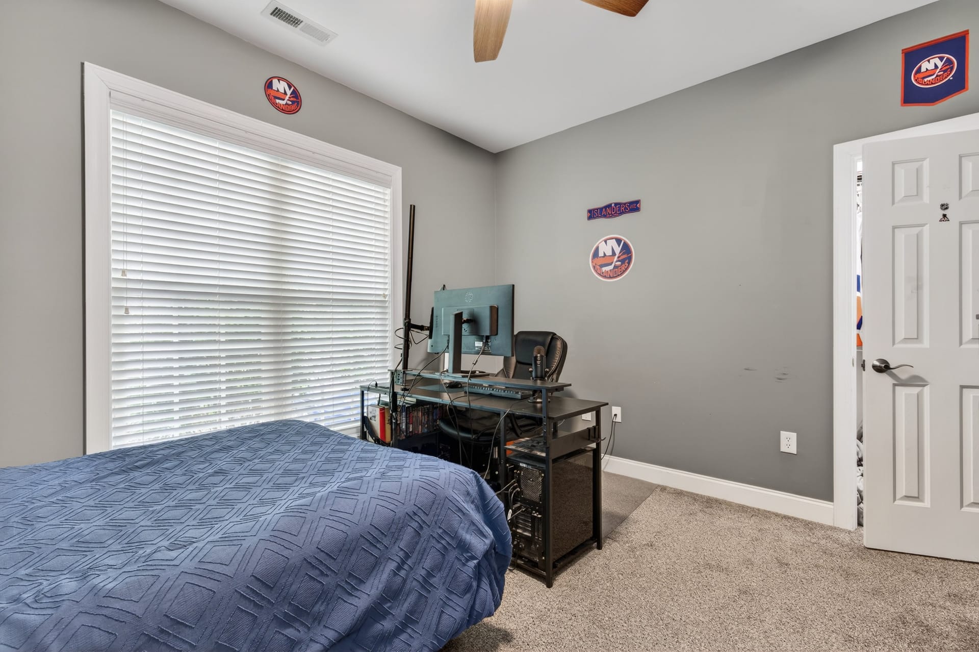 Bedroom with Islanders decor and gaming setup